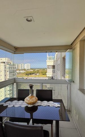 Apartamento à venda com 237m², 3 quartos e 2 vagas Apartamento à venda com 237m², 3 quartos e 2 vagasVaranda