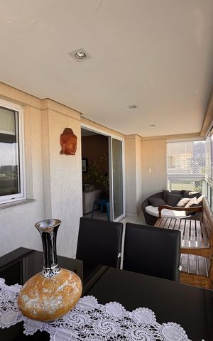 Apartamento à venda com 237m², 3 quartos e 2 vagas Apartamento à venda com 237m², 3 quartos e 2 vagasVaranda
