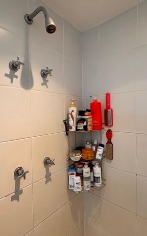 Apartamento à venda com 237m², 3 quartos e 2 vagas Apartamento à venda com 237m², 3 quartos e 2 vagasSuíte 1 - Banheiro