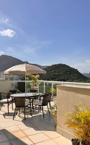 Apartamento à venda com 237m², 3 quartos e 2 vagas Apartamento à venda com 237m², 3 quartos e 2 vagasTerraço