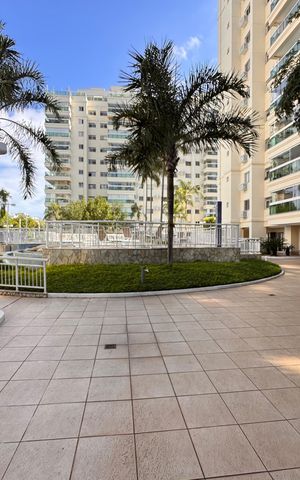 Apartamento à venda com 237m², 3 quartos e 2 vagas Apartamento à venda com 237m², 3 quartos e 2 vagasTerraço