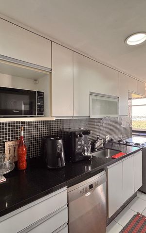 Apartamento à venda com 237m², 3 quartos e 2 vagas Apartamento à venda com 237m², 3 quartos e 2 vagasCozinha e Área de Serviço