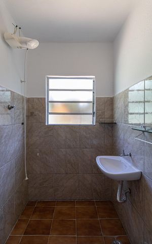 Casa para alugar com 310m², 3 quartos e 5 vagas Casa para alugar com 310m², 3 quartos e 5 vagasEdícula - Banheiro