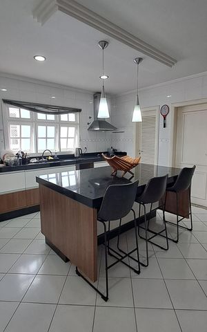 Casa à venda com 380m², 4 quartos e 6 vagas Casa à venda com 380m², 4 quartos e 6 vagasCozinha