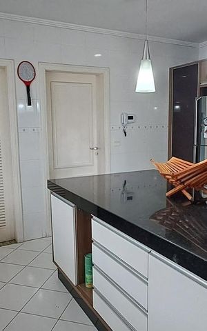 Casa à venda com 380m², 4 quartos e 6 vagas Casa à venda com 380m², 4 quartos e 6 vagasCozinha
