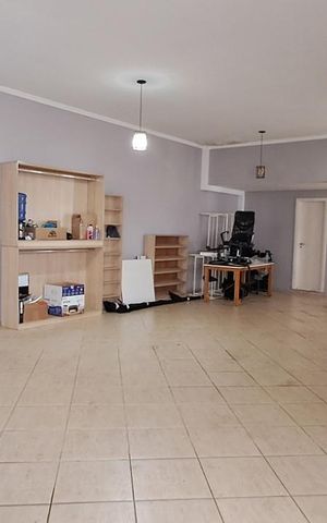 Casa à venda com 380m², 4 quartos e 6 vagas Casa à venda com 380m², 4 quartos e 6 vagasÁrea externa