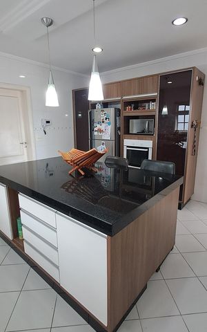 Casa à venda com 380m², 4 quartos e 6 vagas Casa à venda com 380m², 4 quartos e 6 vagasCozinha