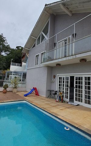 Casa à venda com 380m², 4 quartos e 6 vagas Casa à venda com 380m², 4 quartos e 6 vagasÁrea externa