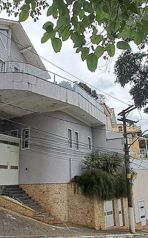 Casa à venda com 380m², 4 quartos e 6 vagas Casa à venda com 380m², 4 quartos e 6 vagasFachada