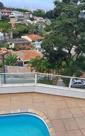 Casa à venda com 380m², 4 quartos e 6 vagas Casa à venda com 380m², 4 quartos e 6 vagasÁrea externa