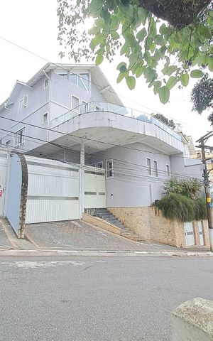 Casa à venda com 380m², 4 quartos e 6 vagas Casa à venda com 380m², 4 quartos e 6 vagasFachada