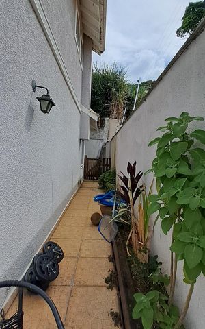 Casa à venda com 380m², 4 quartos e 6 vagas Casa à venda com 380m², 4 quartos e 6 vagasÁrea externa