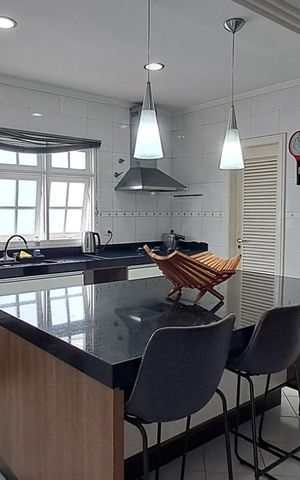Casa à venda com 380m², 4 quartos e 6 vagas Casa à venda com 380m², 4 quartos e 6 vagasCozinha