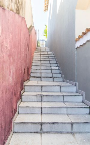 Casa de condomínio à venda com 227m², 2 quartos e 2 vagas Casa de condomínio à venda com 227m², 2 quartos e 2 vagasEscada