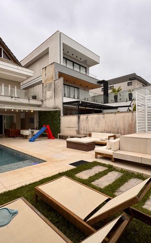 Casa de condomínio à venda com 490m², 4 quartos e 2 vagas Casa de condomínio à venda com 490m², 4 quartos e 2 vagasÁrea externa