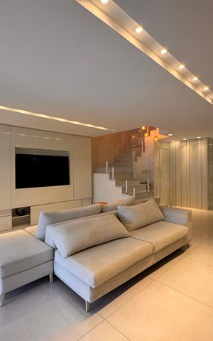Casa de condomínio à venda com 490m², 4 quartos e 2 vagas Casa de condomínio à venda com 490m², 4 quartos e 2 vagasSala