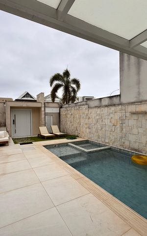 Casa de condomínio à venda com 490m², 4 quartos e 2 vagas Casa de condomínio à venda com 490m², 4 quartos e 2 vagasÁrea externa