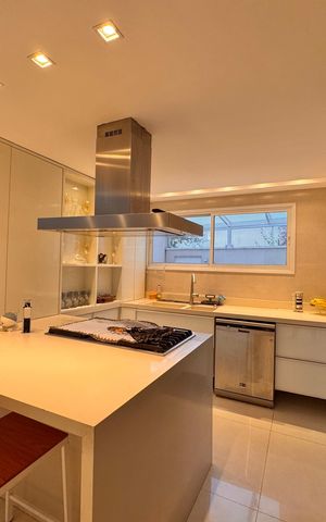 Casa de condomínio à venda com 490m², 4 quartos e 2 vagas Casa de condomínio à venda com 490m², 4 quartos e 2 vagasCozinha e Área de Serviço