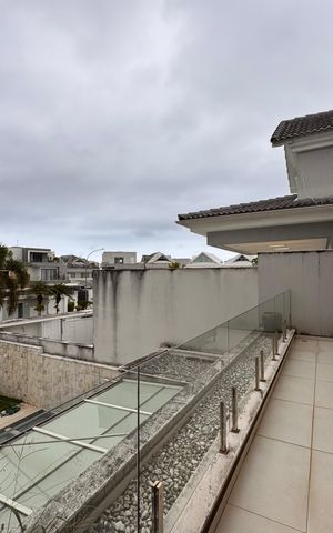 Casa de condomínio à venda com 490m², 4 quartos e 2 vagas Casa de condomínio à venda com 490m², 4 quartos e 2 vagasSuíte 1 (Master) - Varanda