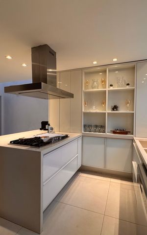 Casa de condomínio à venda com 490m², 4 quartos e 2 vagas Casa de condomínio à venda com 490m², 4 quartos e 2 vagasCozinha e Área de Serviço