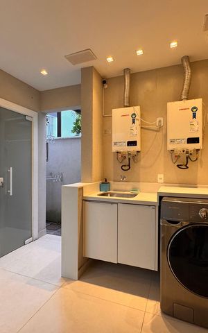 Casa de condomínio à venda com 490m², 4 quartos e 2 vagas Casa de condomínio à venda com 490m², 4 quartos e 2 vagasCozinha e Área de Serviço