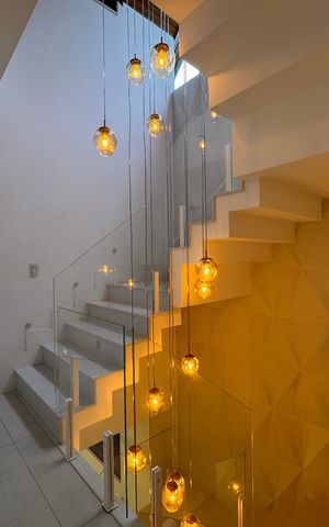 Casa de condomínio à venda com 490m², 4 quartos e 2 vagas Casa de condomínio à venda com 490m², 4 quartos e 2 vagasEscada