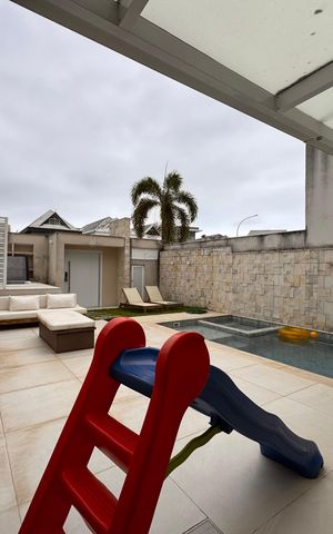 Casa de condomínio à venda com 490m², 4 quartos e 2 vagas Casa de condomínio à venda com 490m², 4 quartos e 2 vagasÁrea externa