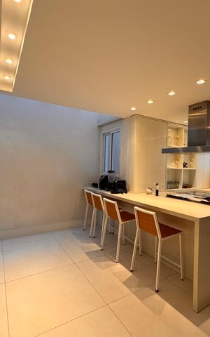 Casa de condomínio à venda com 490m², 4 quartos e 2 vagas Casa de condomínio à venda com 490m², 4 quartos e 2 vagasCozinha e Área de Serviço