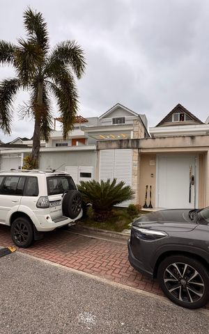 Casa de condomínio à venda com 490m², 4 quartos e 2 vagas Casa de condomínio à venda com 490m², 4 quartos e 2 vagasFachada