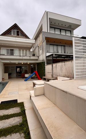 Casa de condomínio à venda com 490m², 4 quartos e 2 vagas Casa de condomínio à venda com 490m², 4 quartos e 2 vagasÁrea externa