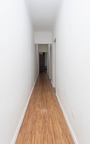 Casa à venda com 200m², 4 quartos e 2 vagasCorredor