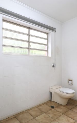 Casa para alugar com 600m², 6 quartos e 12 vagasBanheiro 1