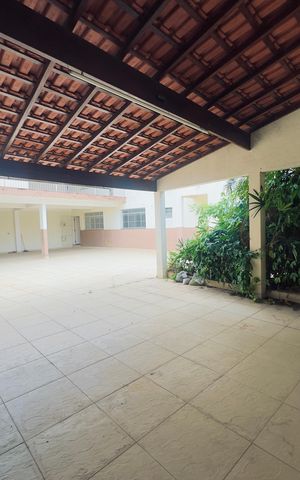 Casa à venda com 250m², 3 quartos e 6 vagas Casa à venda com 250m², 3 quartos e 6 vagasQuintal