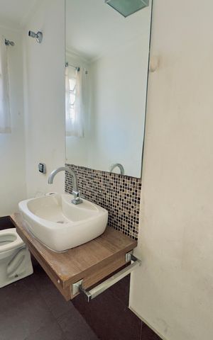 Casa à venda com 250m², 3 quartos e 6 vagas Casa à venda com 250m², 3 quartos e 6 vagasBanheiro 1