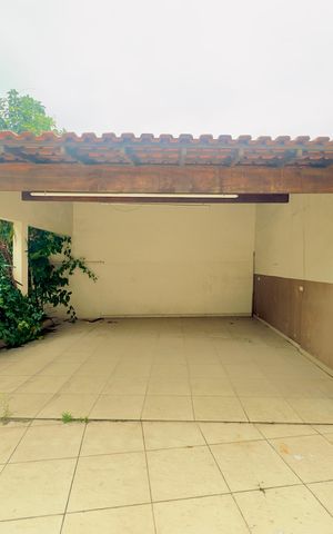 Casa à venda com 250m², 3 quartos e 6 vagas Casa à venda com 250m², 3 quartos e 6 vagasQuintal