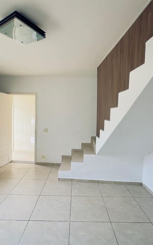 Casa à venda com 250m², 3 quartos e 6 vagas Casa à venda com 250m², 3 quartos e 6 vagasSala