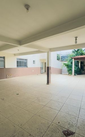 Casa à venda com 250m², 3 quartos e 6 vagas Casa à venda com 250m², 3 quartos e 6 vagasGaragem
