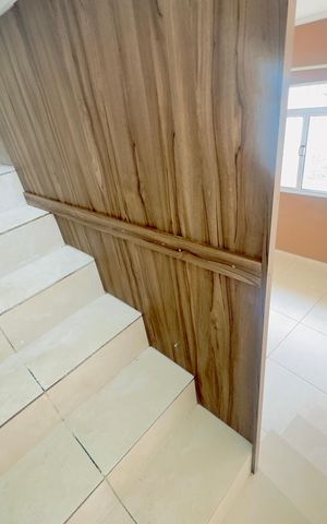 Casa à venda com 250m², 3 quartos e 6 vagas Casa à venda com 250m², 3 quartos e 6 vagasEscada