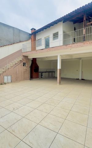 Casa à venda com 250m², 3 quartos e 6 vagas Casa à venda com 250m², 3 quartos e 6 vagasGaragem