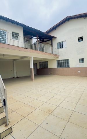 Casa à venda com 250m², 3 quartos e 6 vagas Casa à venda com 250m², 3 quartos e 6 vagasGaragem