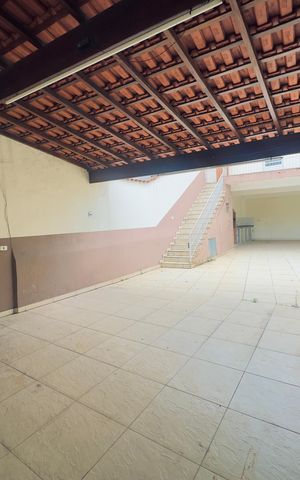 Casa à venda com 250m², 3 quartos e 6 vagas Casa à venda com 250m², 3 quartos e 6 vagasQuintal
