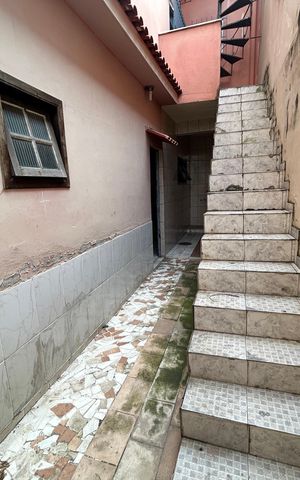 Casa de condomínio à venda com 210m², 3 quartos e 3 vagasEscada