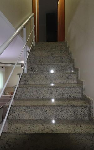 Casa à venda com 151m², 3 quartos e 4 vagasEscada