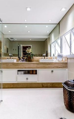Casa de condomínio à venda com 600m², 4 quartos e 4 vagas Casa de condomínio à venda com 600m², 4 quartos e 4 vagasBanheiro
