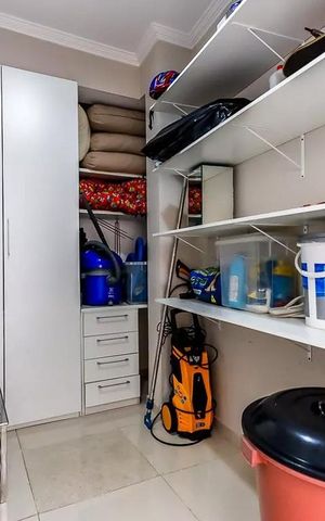 Casa de condomínio à venda com 600m², 4 quartos e 4 vagas Casa de condomínio à venda com 600m², 4 quartos e 4 vagasÁrea de Serviço