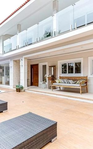Casa de condomínio à venda com 600m², 4 quartos e 4 vagas Casa de condomínio à venda com 600m², 4 quartos e 4 vagasÁrea Externa