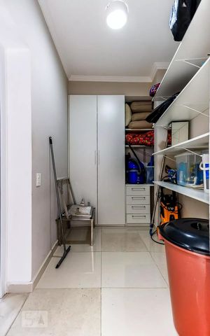 Casa de condomínio à venda com 600m², 4 quartos e 4 vagas Casa de condomínio à venda com 600m², 4 quartos e 4 vagasÁrea de Serviço