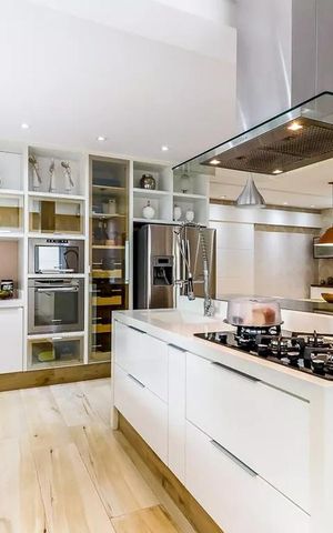 Casa de condomínio à venda com 600m², 4 quartos e 4 vagas Casa de condomínio à venda com 600m², 4 quartos e 4 vagasCozinha