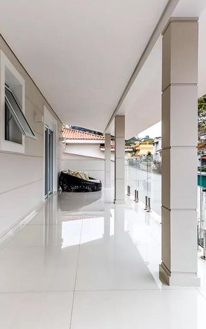 Casa de condomínio à venda com 600m², 4 quartos e 4 vagas Casa de condomínio à venda com 600m², 4 quartos e 4 vagasVaranda