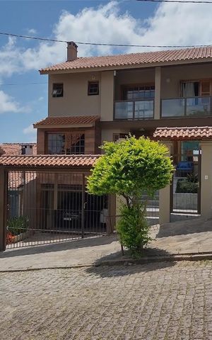 Casa à venda com 350m², 3 quartos e 3 vagas Casa à venda com 350m², 3 quartos e 3 vagasFachada